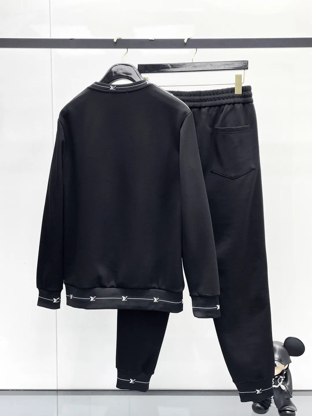🅿️540 [LV Louis Vuitton] hot-selling suit is coming. Focus on the original version of the official website. 2025 new hot-selling round neck sweatshirt suit. The original order is the best 🇭🇰. It is the meticulous work of top designers for a fitting and perfect upper body effect. All-natural high-quality Tencel Roman cotton 100%, close-fitting comfort, noble and elegant! Original hardware embodies elegance and nobility! Counter size: M-3XL (maximum wear up to 190 pounds)